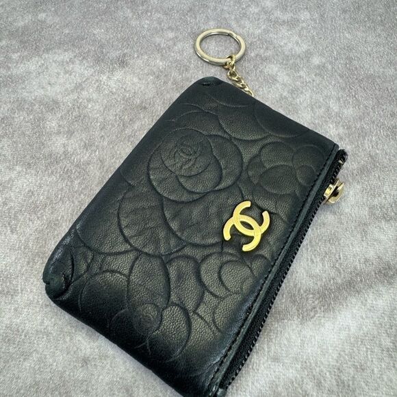 CHANEL Lambskin Camellia Embossed Key Holder Case Black - Picture 4 of 15